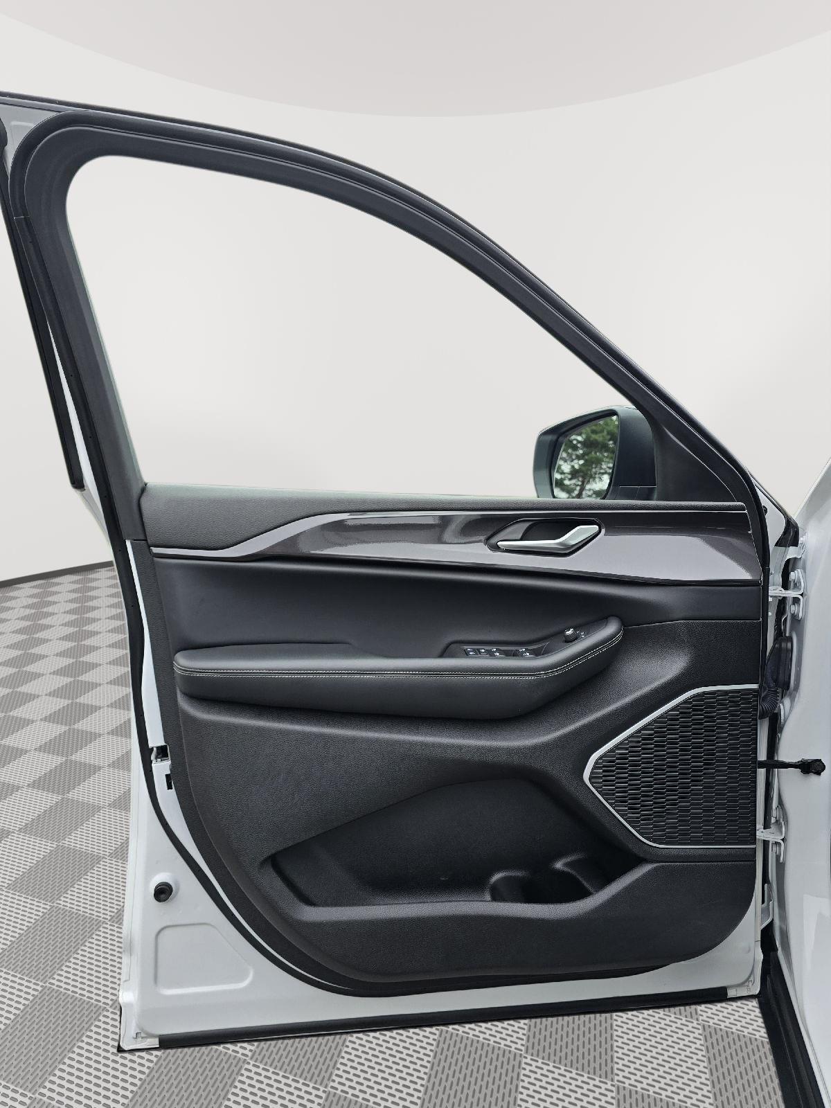 2022 Jeep Grand Cherokee Laredo photo 12