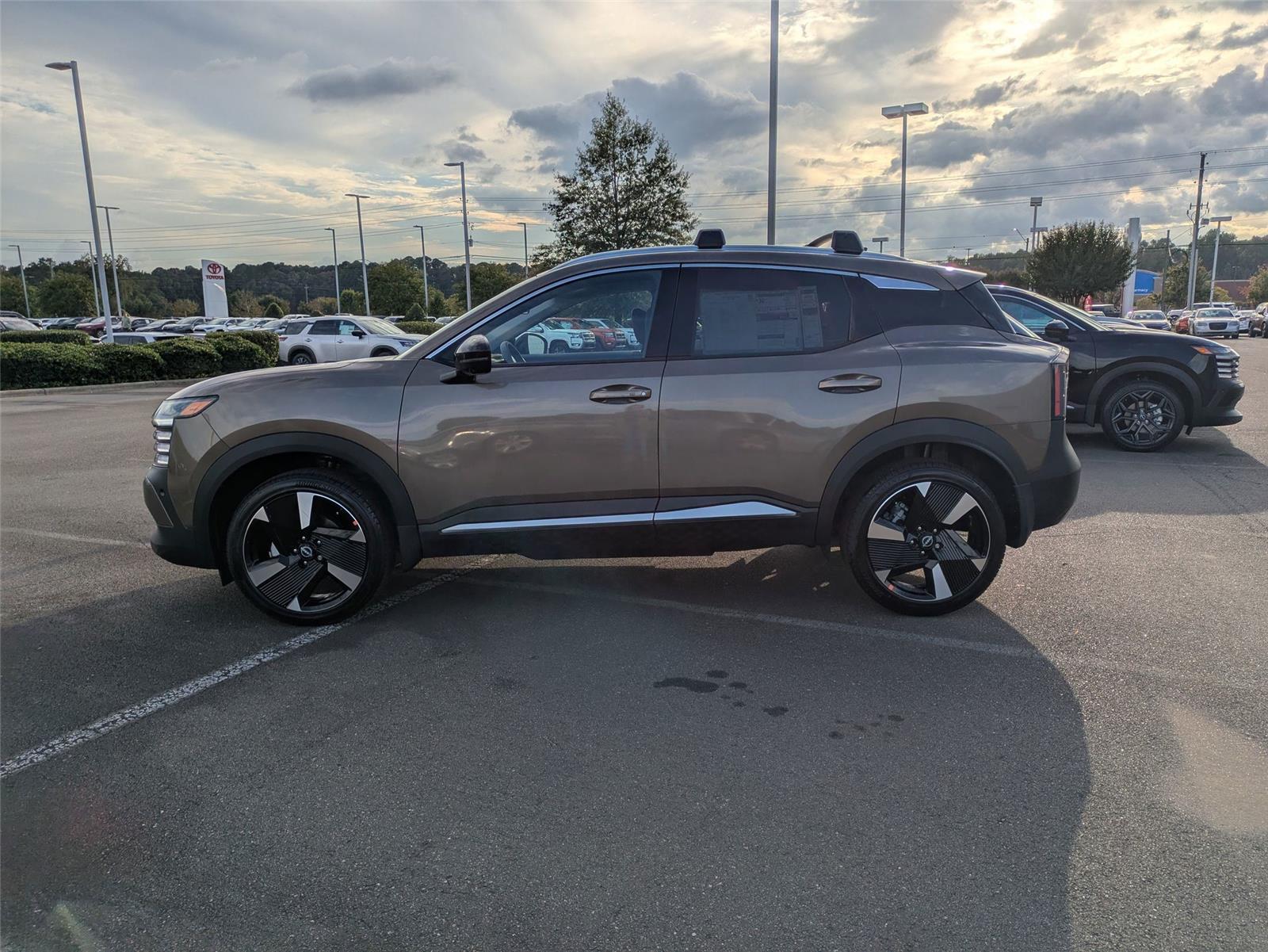 2026 Nissan Kicks SR photo 8
