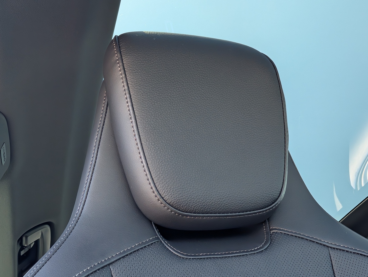 2025 Porsche Taycan 4 photo 18