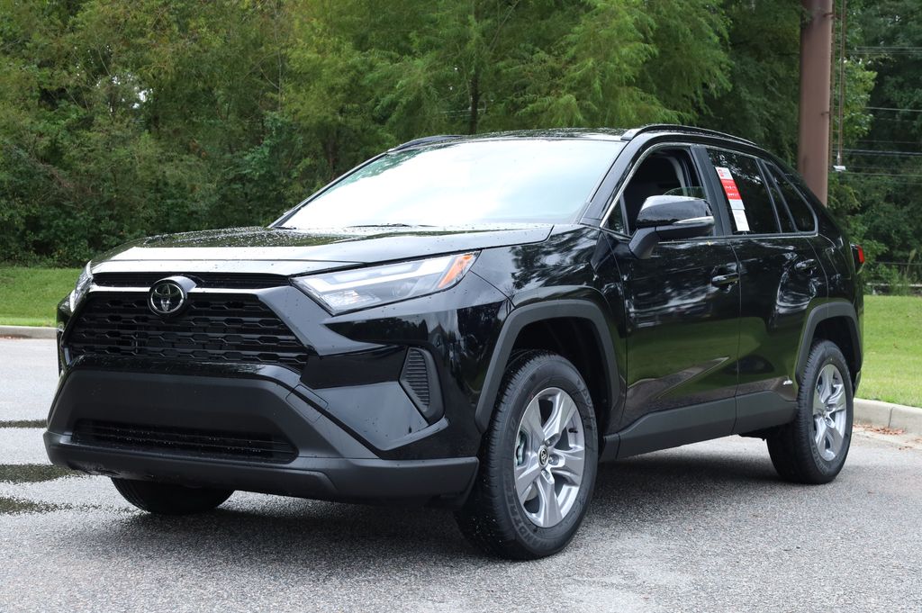 2025 Toyota RAV4 XLE's photo