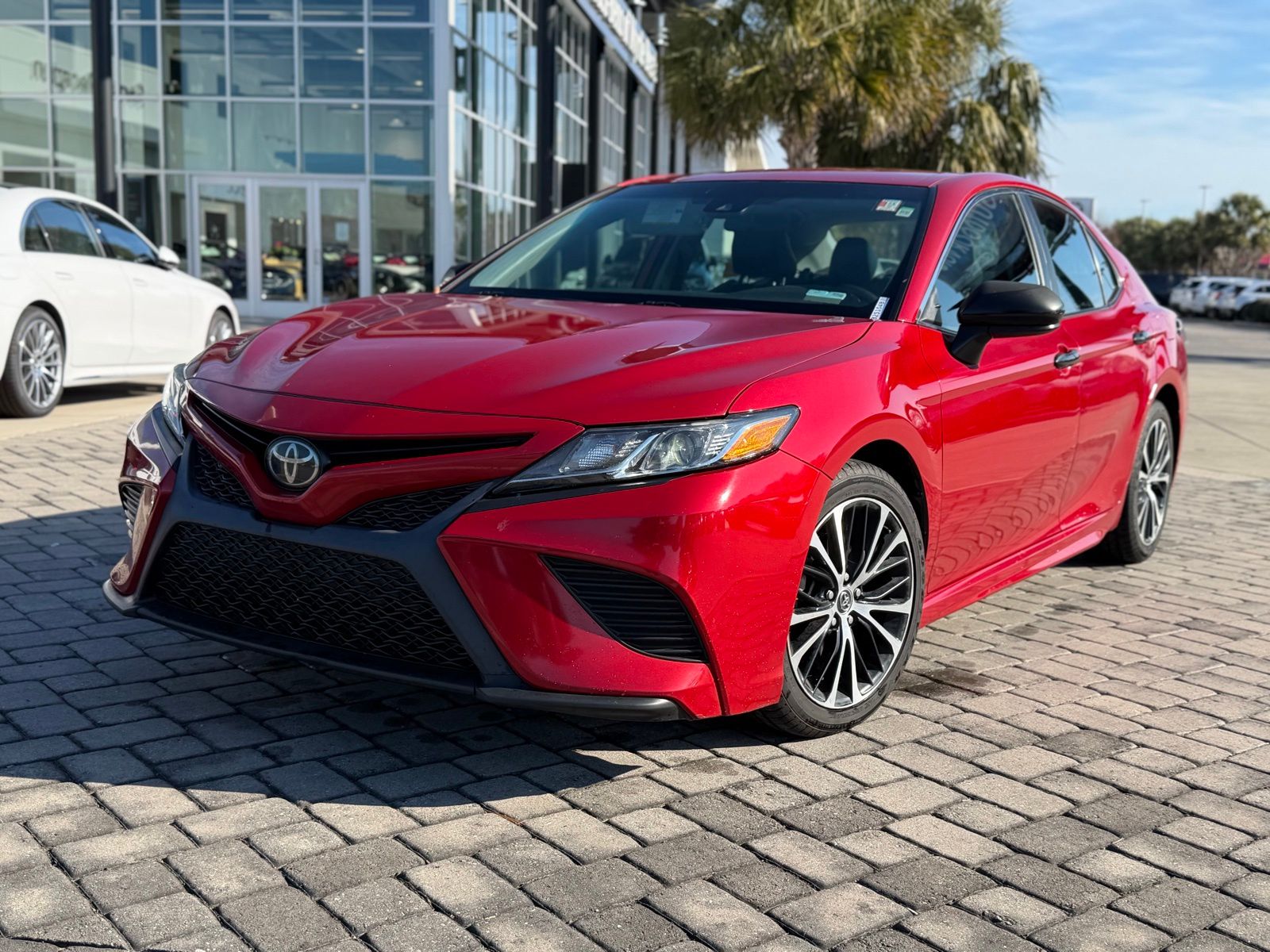 2020 Toyota Camry SE's photo