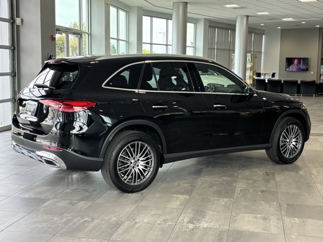 2025 Mercedes Benz GLC 300 photo 2