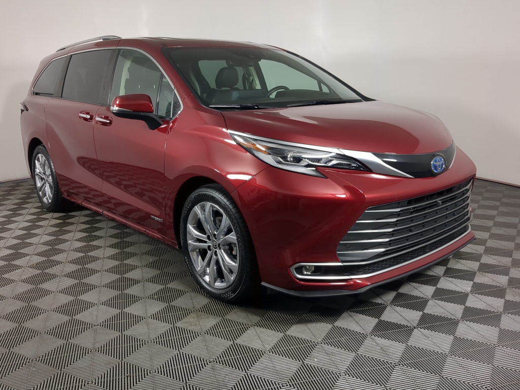 2021 Toyota Sienna Platinum's photo