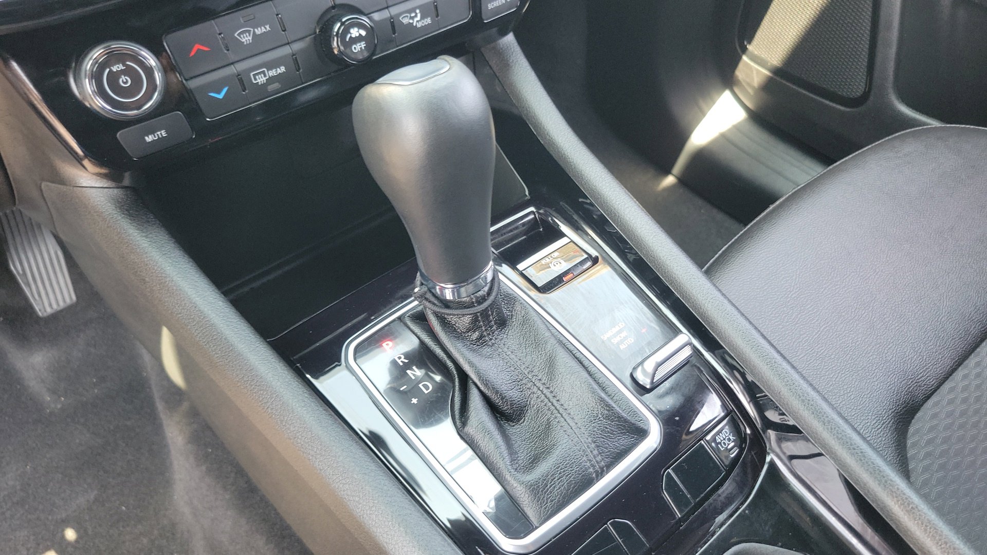 Used 2025 Bright White Clearcoat Jeep Latitude image 25