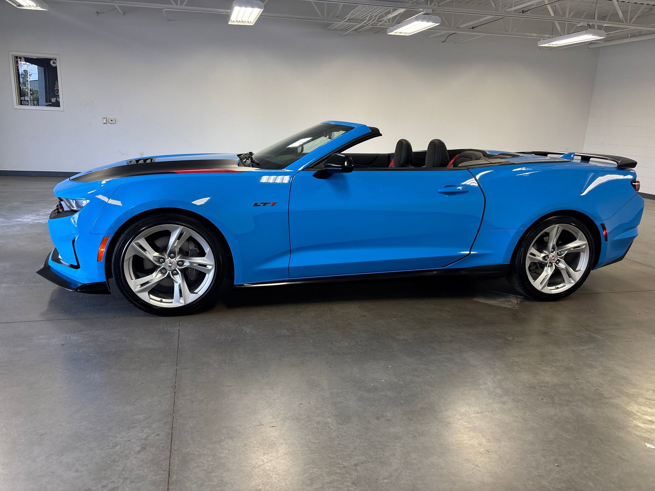 2022 Chevrolet Camaro LT1 photo 2