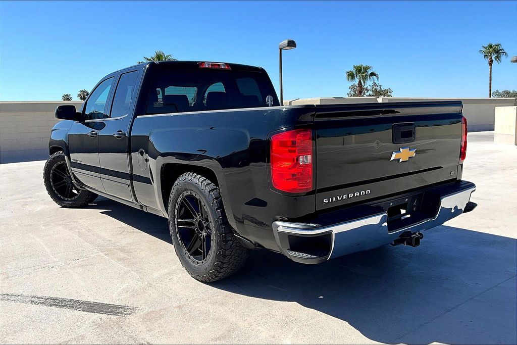 2018 Chevrolet Silverado 1500 LT photo 3