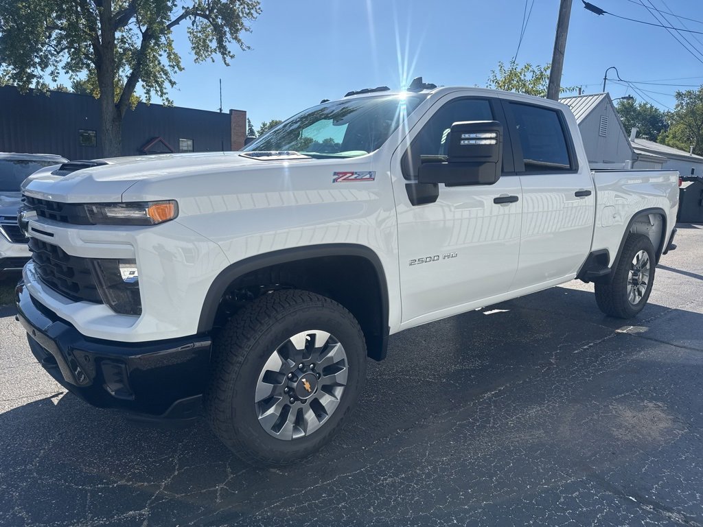 2025 Chevrolet Silverado 2500HD Custom photo 3