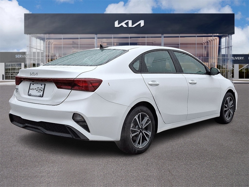 2023 Kia Forte LXS photo 4