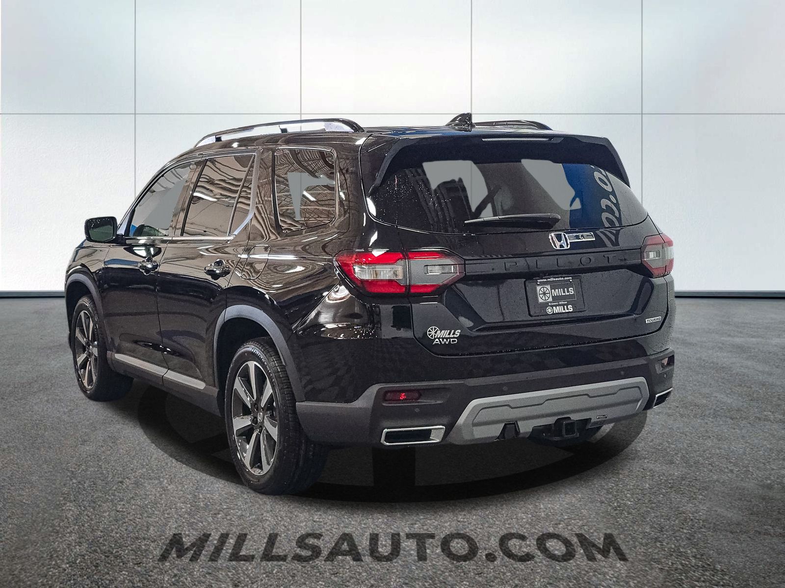 2025 Honda Pilot Touring photo 2