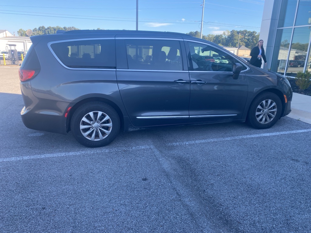 2017 Chrysler Pacifica Touring L photo 3