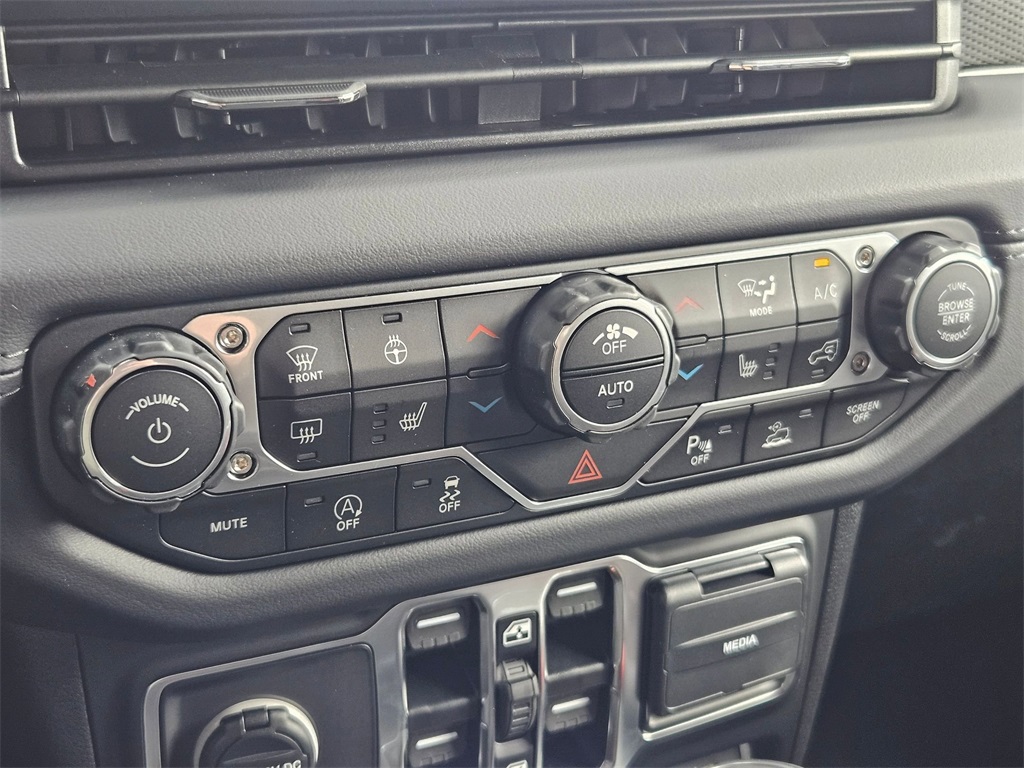 2025 Jeep Wrangler Rubicon X photo 28