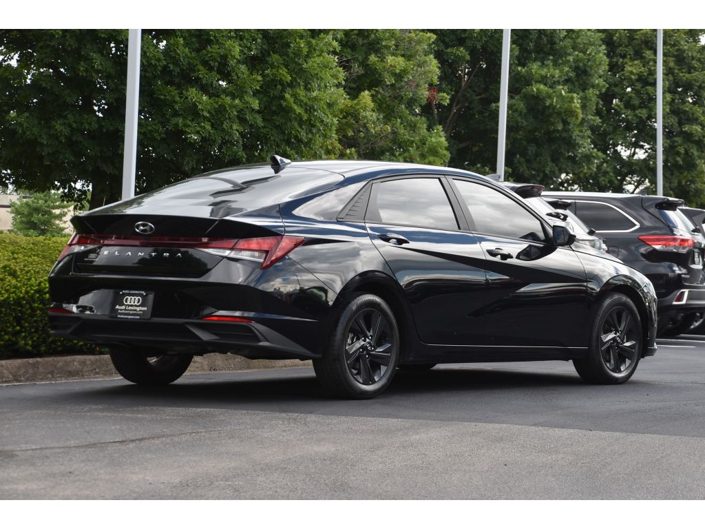 2022 Hyundai Elantra SEL Convenience photo 3