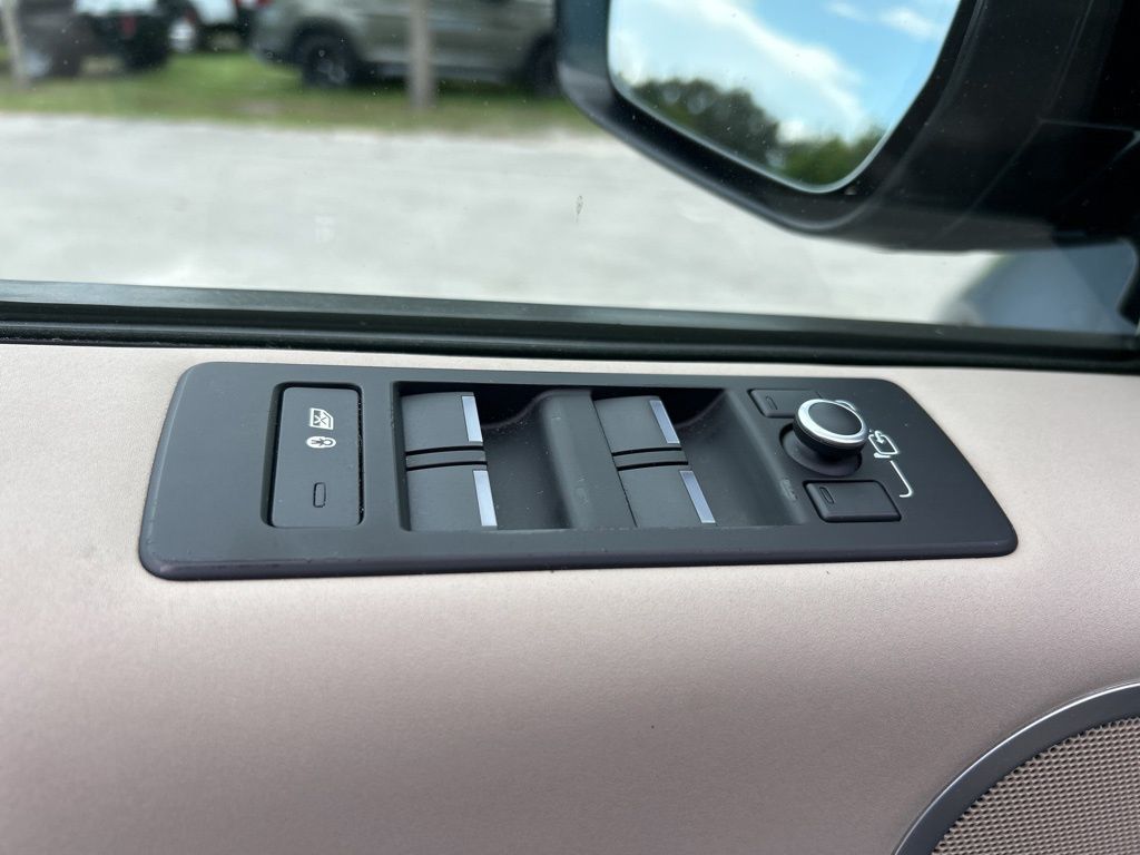 2020 Land Rover Discovery Landmark photo 11