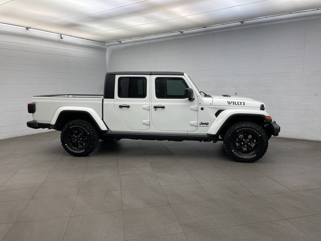 2025 Jeep Gladiator Willys photo 2