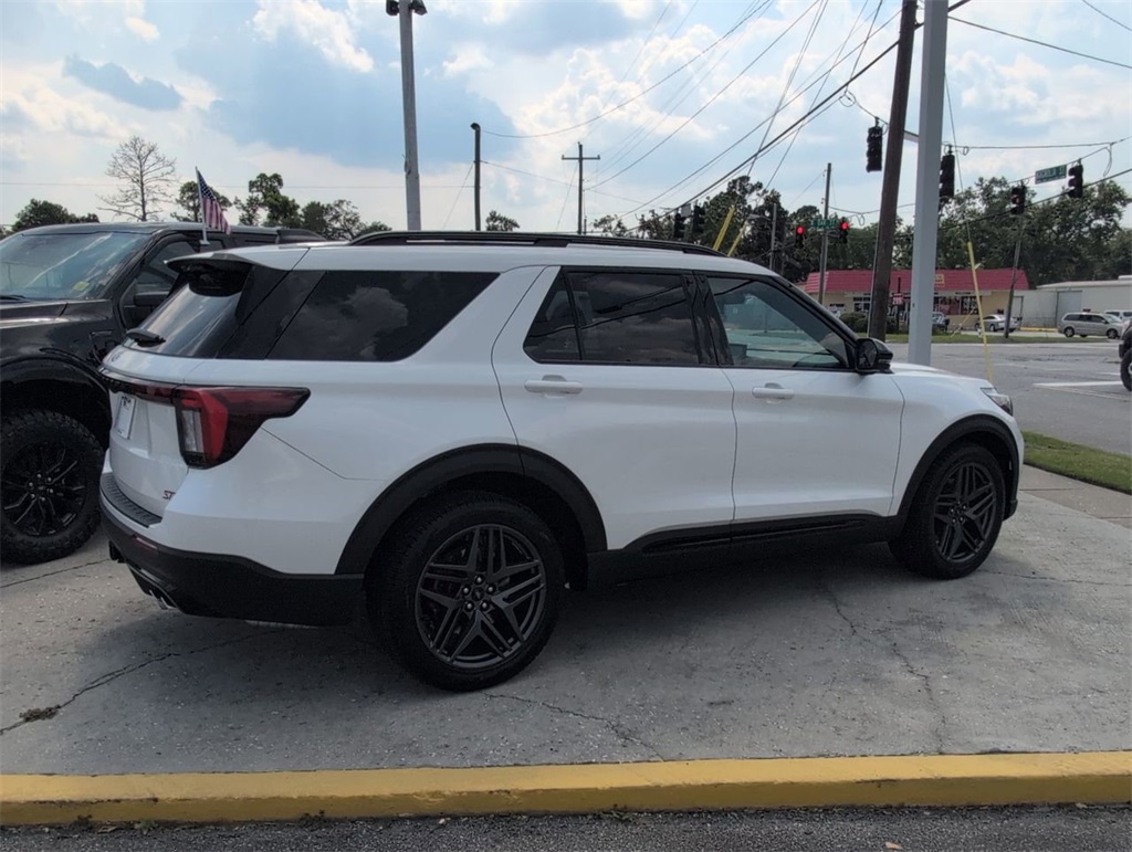 2025 Ford Explorer ST photo 4