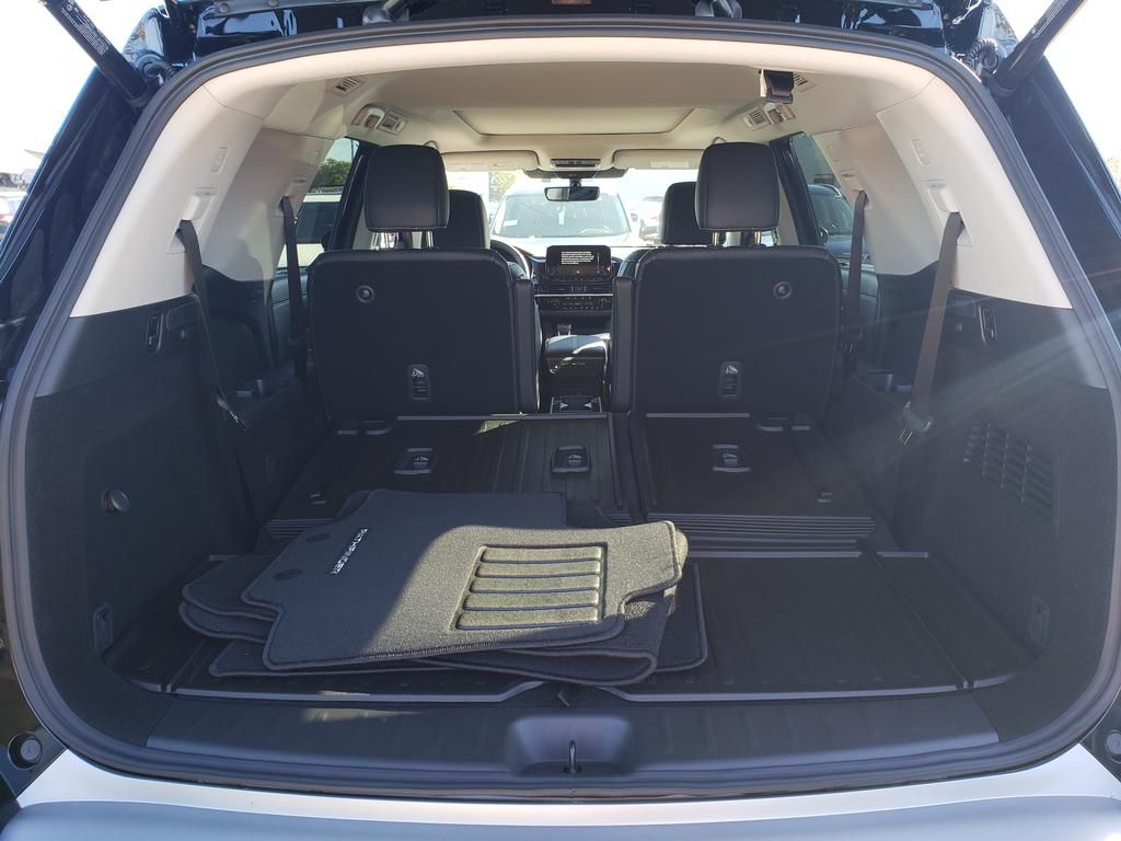 2025 Nissan Pathfinder SL photo 4