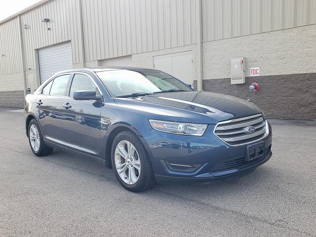 2016 Ford Taurus SEL photo 2