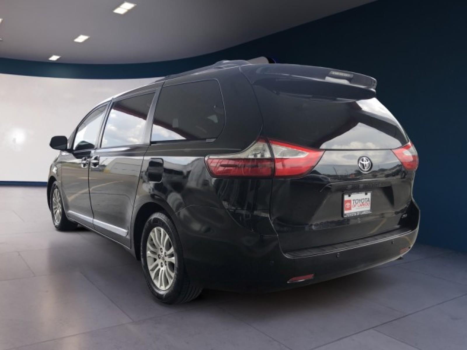 2015 Toyota Sienna Limited Premium photo 3