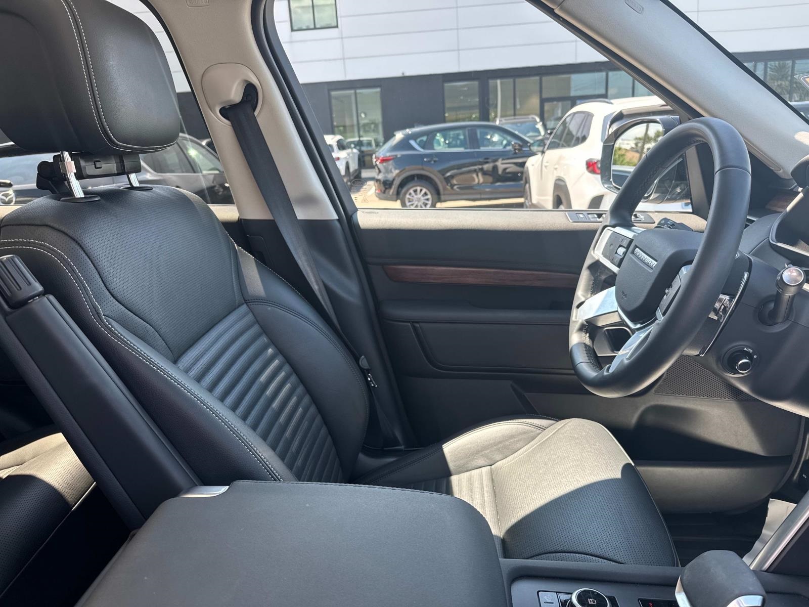 2024 Land Rover Discovery S photo 10