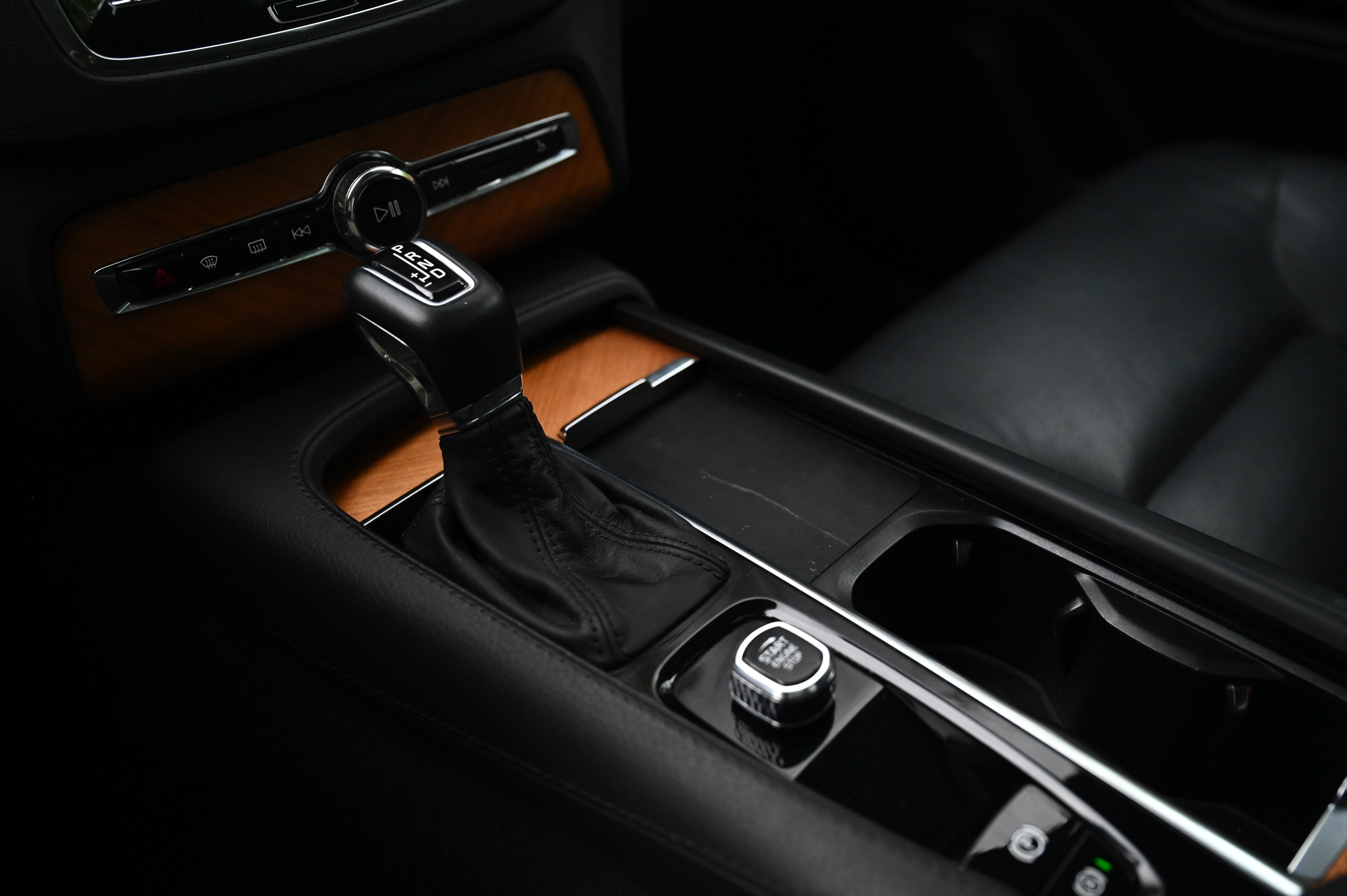 2022 Volvo XC90 T6 Momentum photo 7