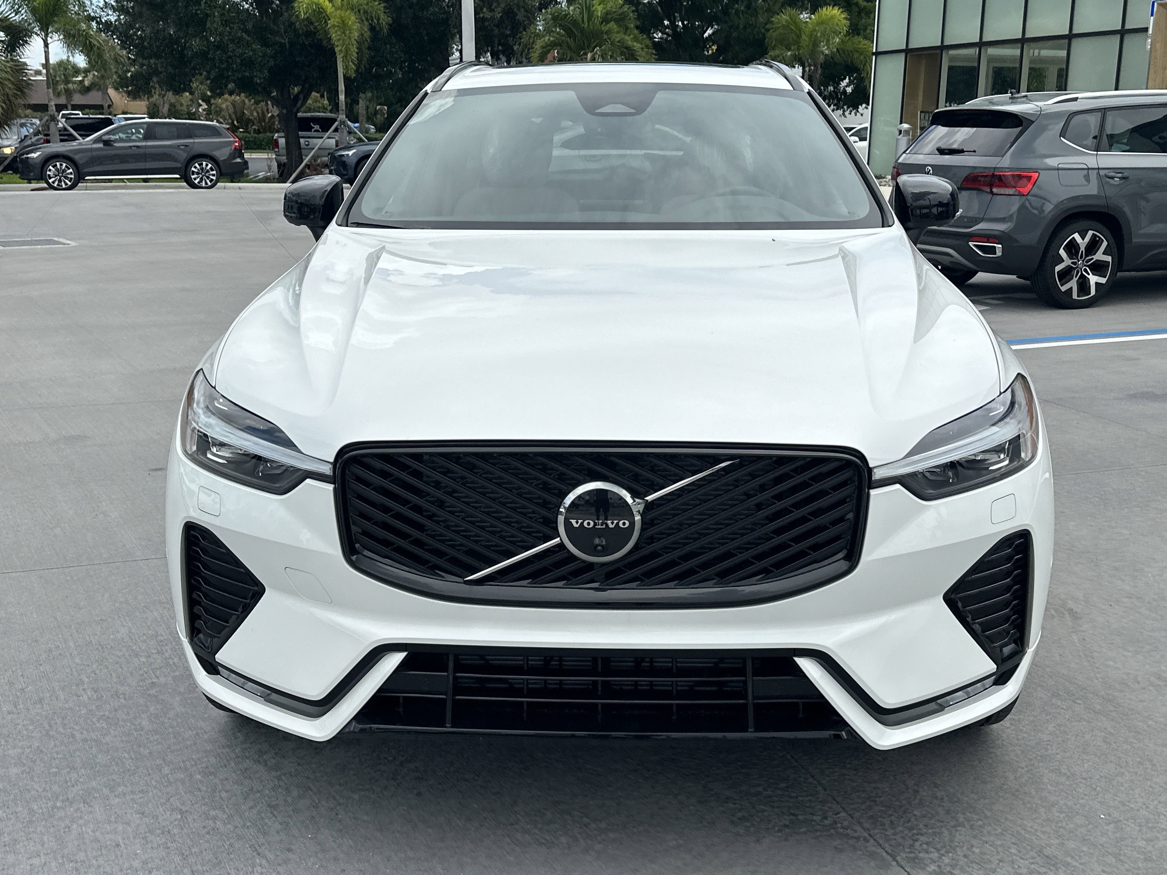 2026 Volvo XC60 Plus photo 2