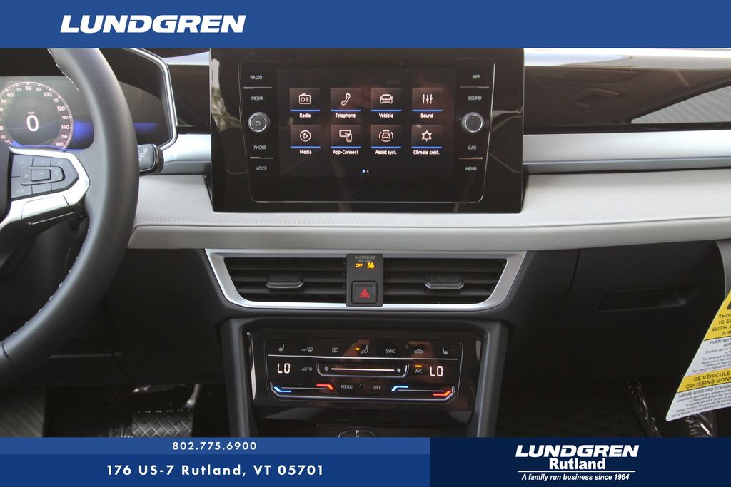 2025 Volkswagen Taos SE photo 3