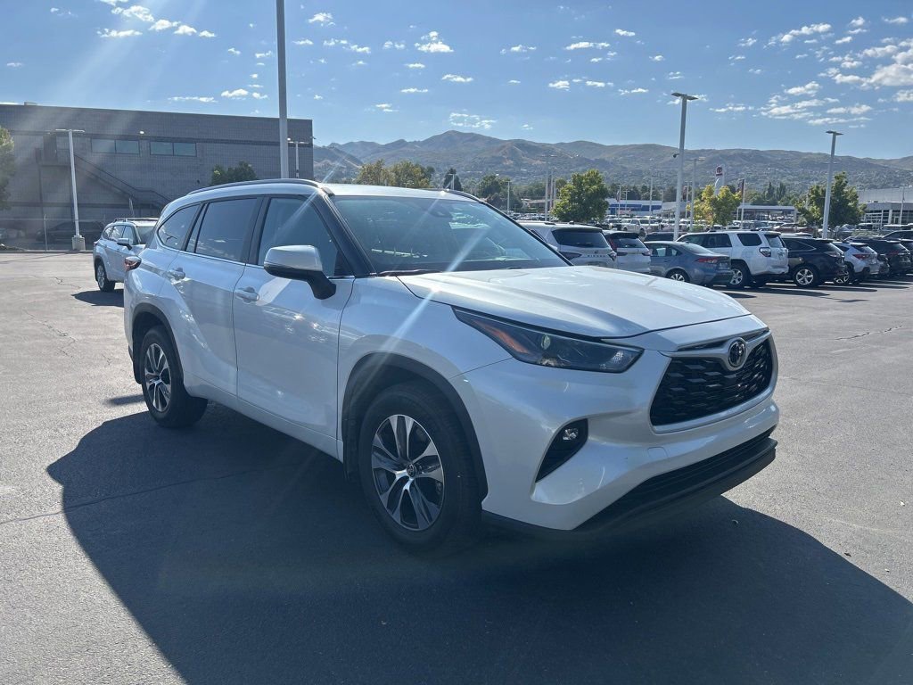 2024 Toyota Highlander XLE photo 2