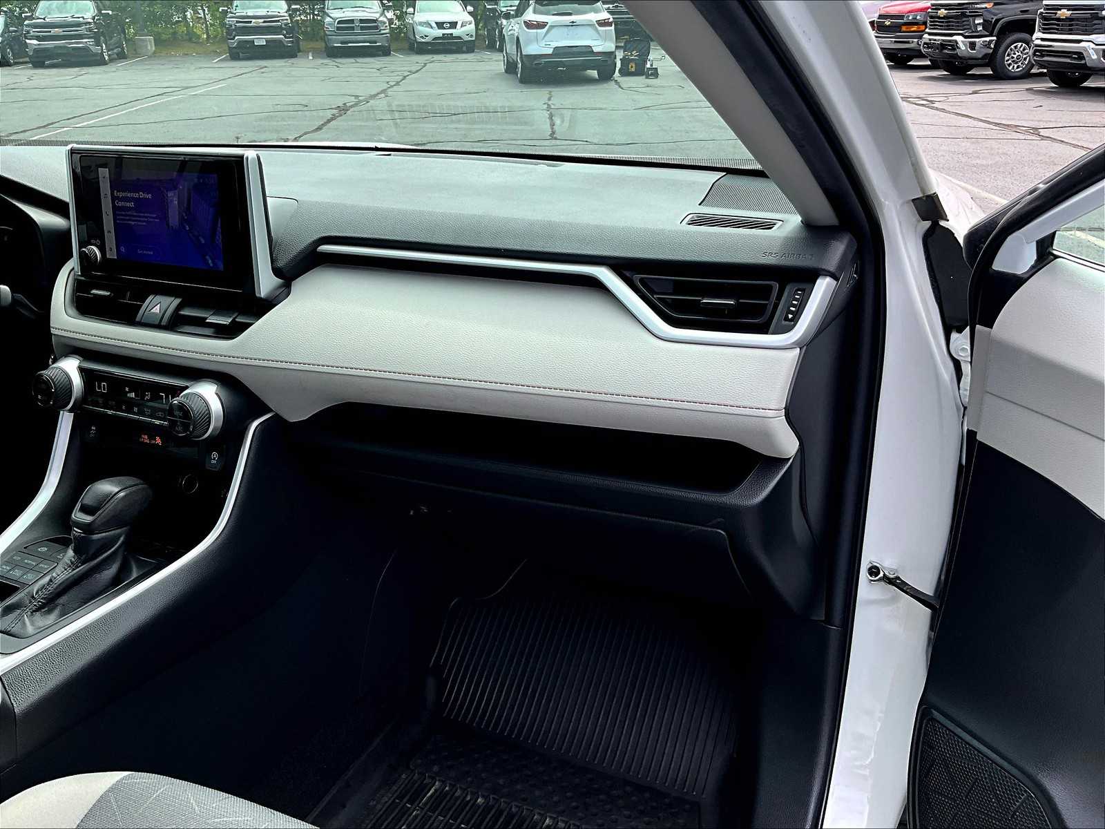 2023 Toyota RAV4 XLE photo 13