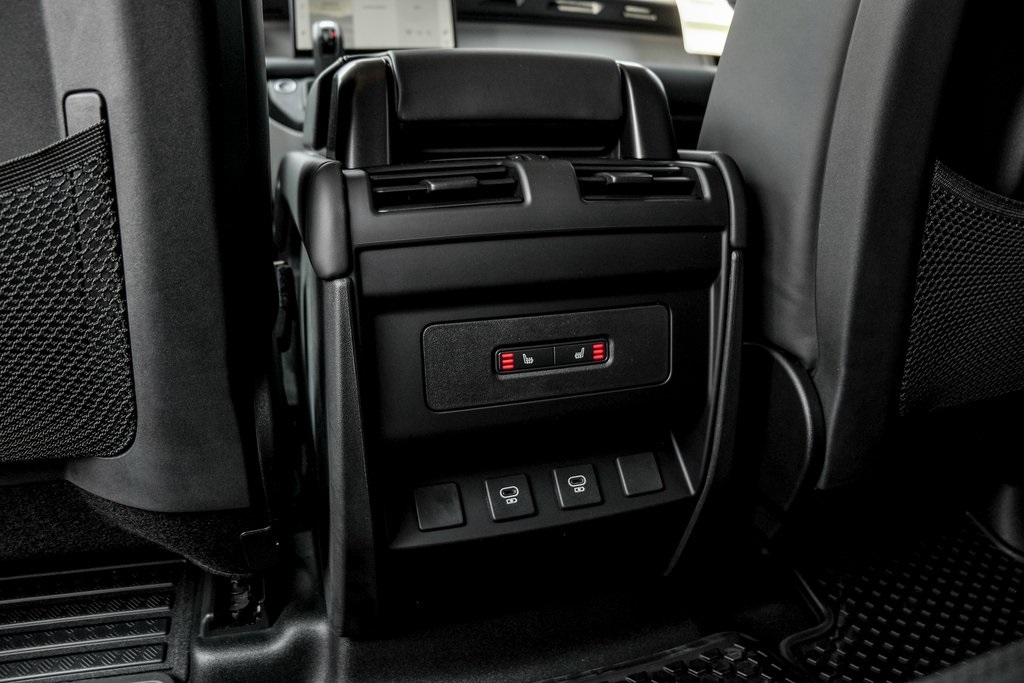 2025 Land Rover Defender 110 S photo 14