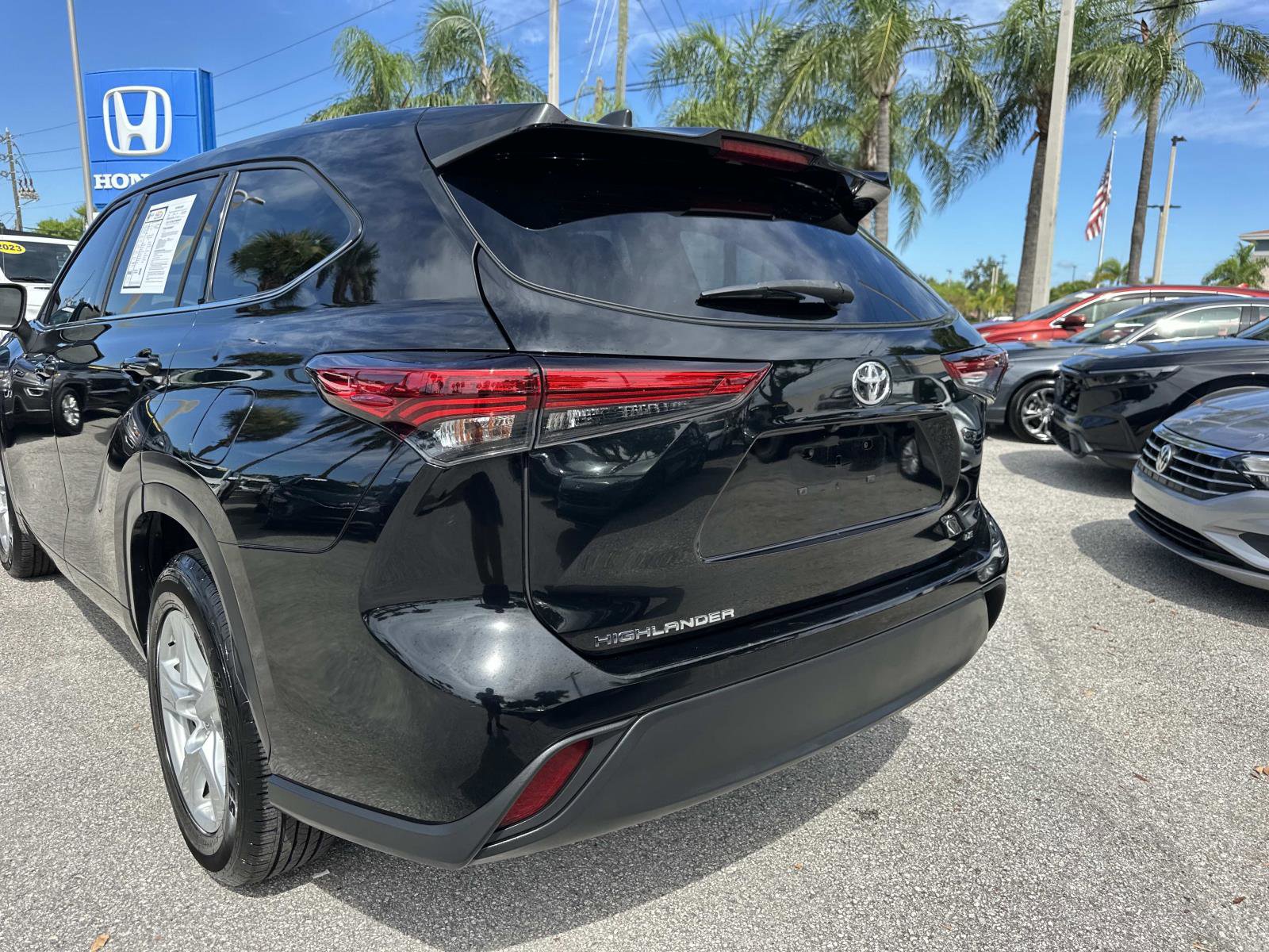 2022 Toyota Highlander LE photo 7