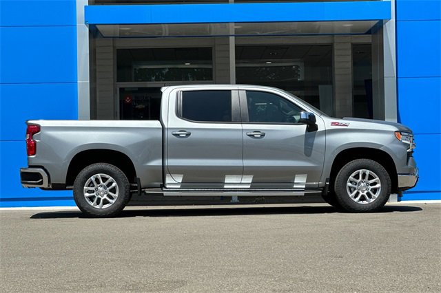 2025 Chevrolet Silverado 1500 LT photo 2