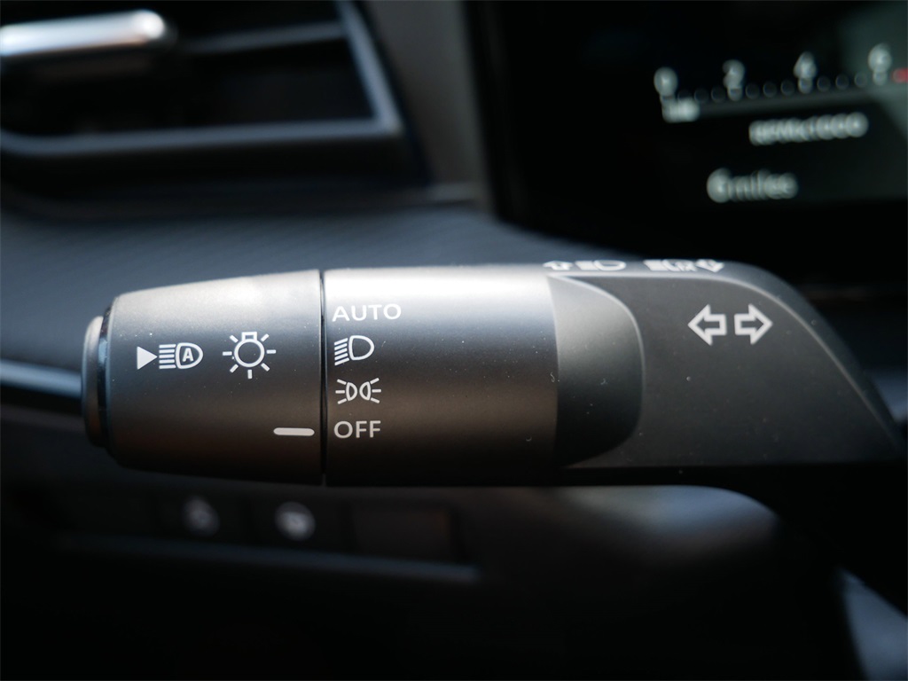 2025 Nissan Kicks SR photo 15