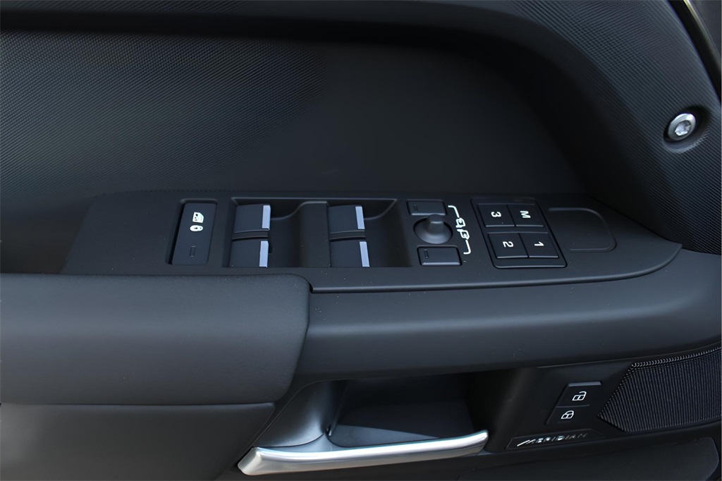 2025 Land Rover Defender 110 S photo 11