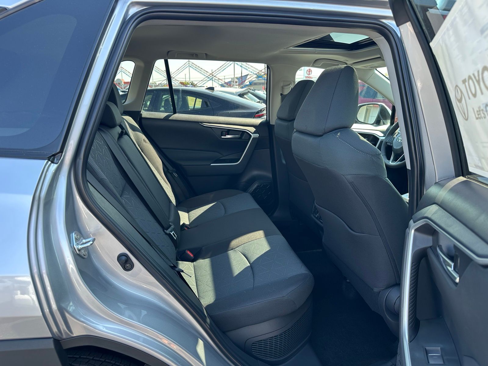 2025 Toyota RAV4 Hybrid XLE photo 21
