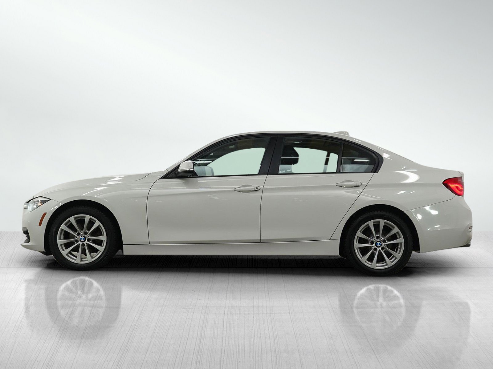 Used 2018 BMW 3 Series 320i with VIN WBA8A3C56JA492437 for sale in Wayzata, Minnesota