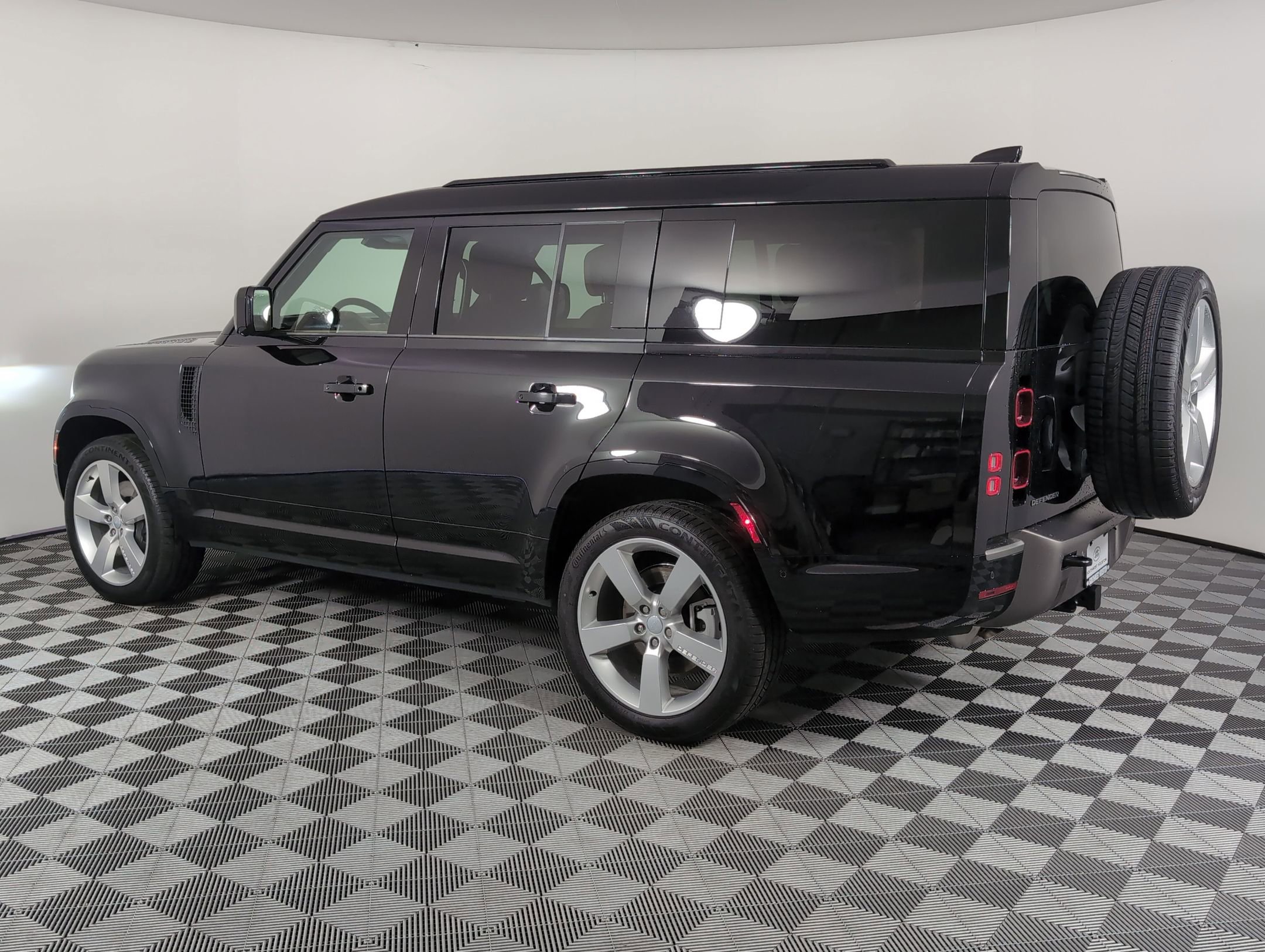 2025 Land Rover Defender 130 X-Dynamic SE photo 3