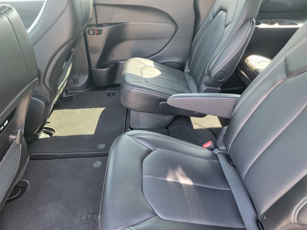 2024 Chrysler Pacifica Touring L photo 9