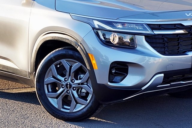 2024 Kia Seltos S photo 2