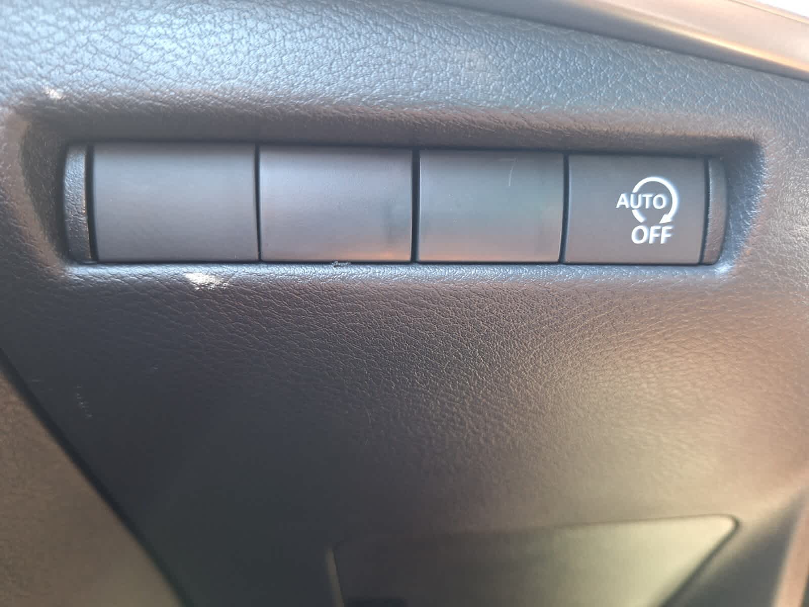 2026 Nissan Kicks SV photo 12