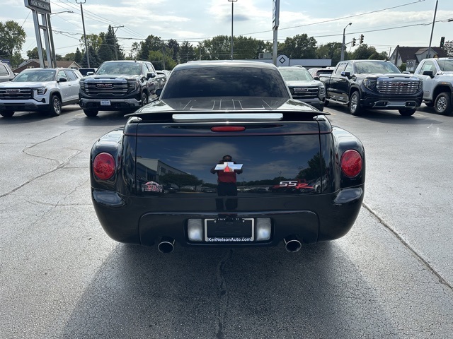 2004 Chevrolet SSR Base photo 3