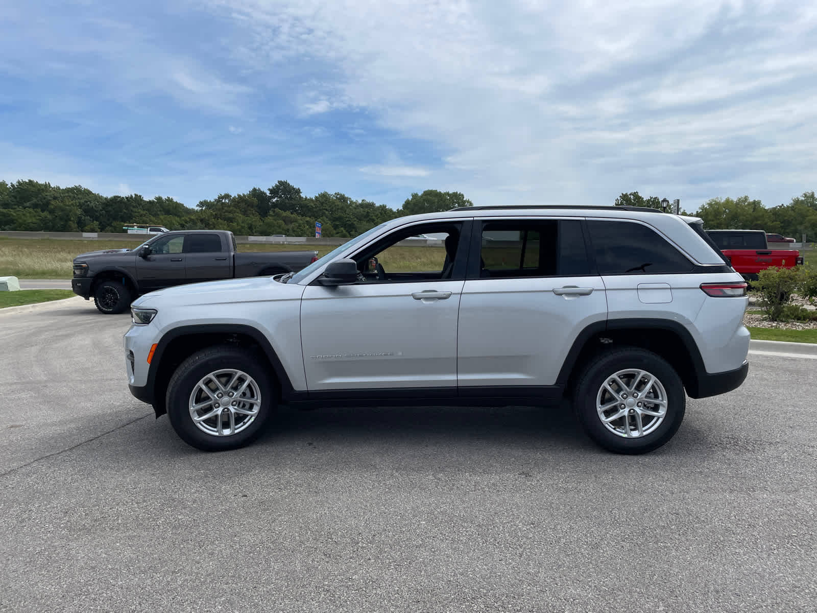 2025 Jeep Grand Cherokee Laredo X photo 2