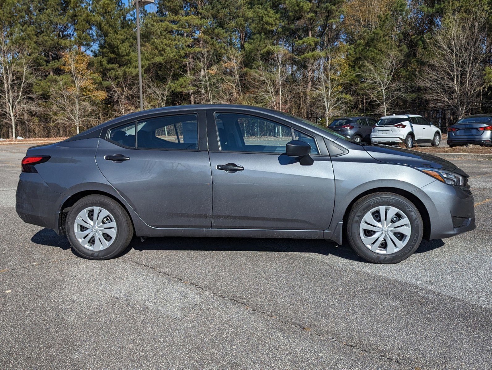2025 Nissan Versa 1.6 S photo 2