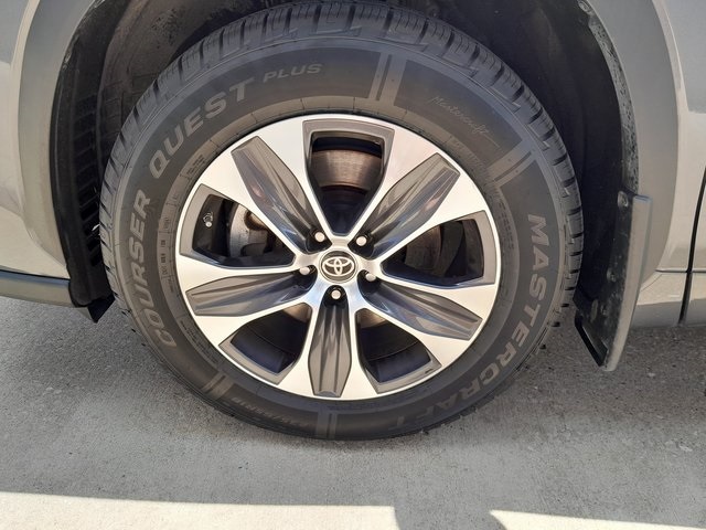 2022 Toyota Highlander XLE photo 9