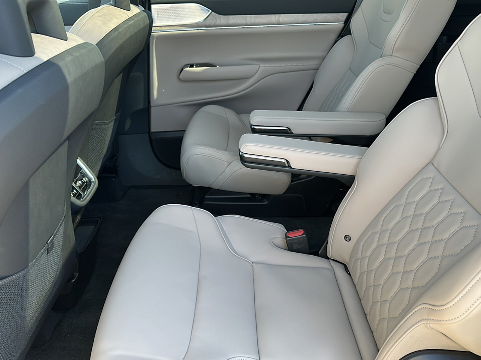 New 2025 Mulberry Red Volvo Twin Motor Performance Ultra 6-Seater image 15