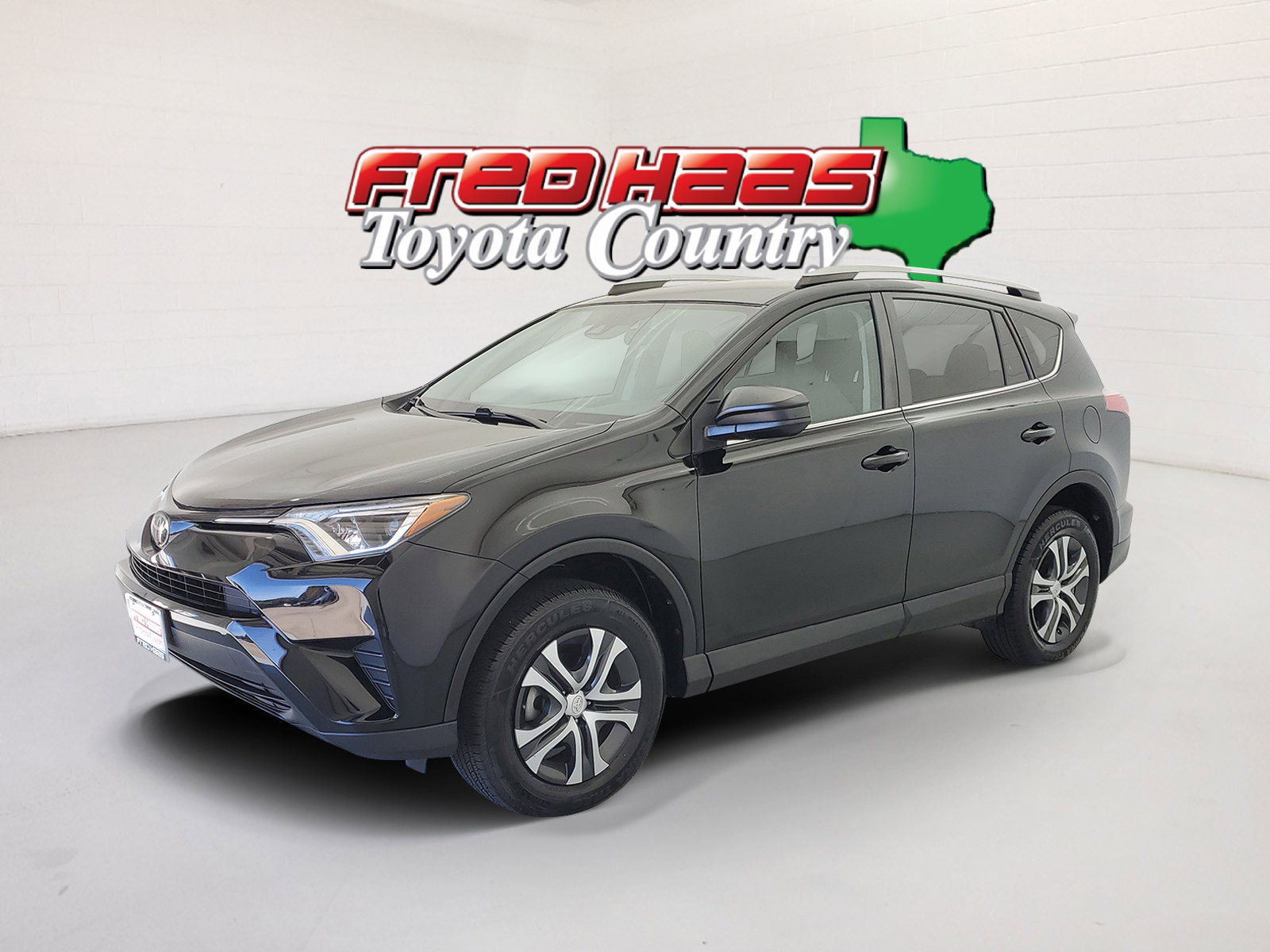 2018 Toyota RAV4 LE's photo