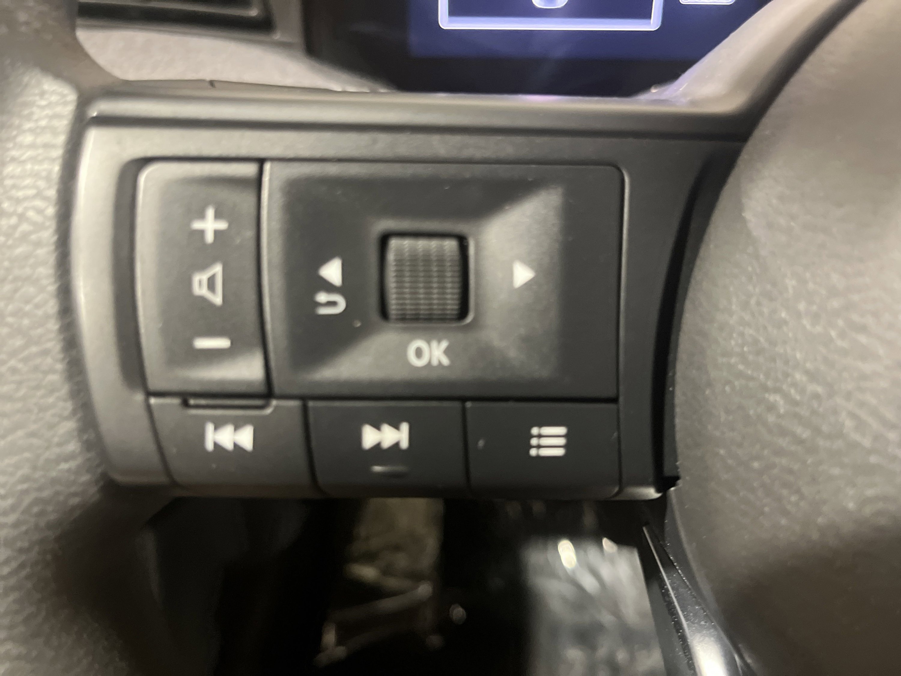 2025 Nissan Kicks SV photo 14