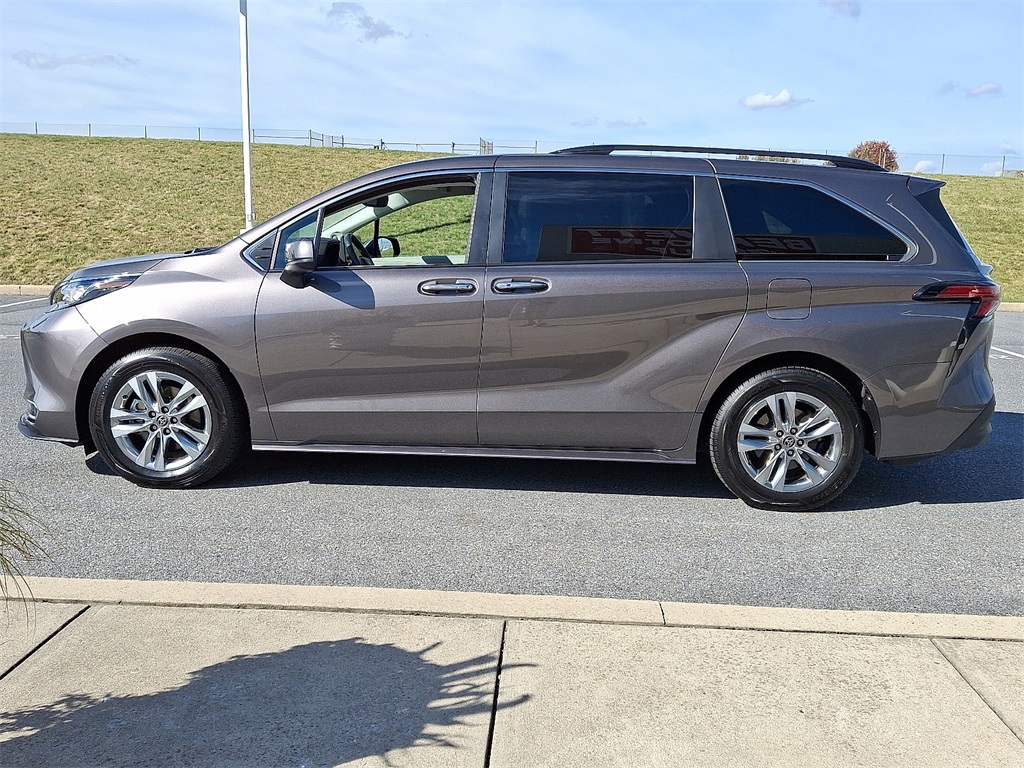 2022 Toyota Sienna XLE photo 3