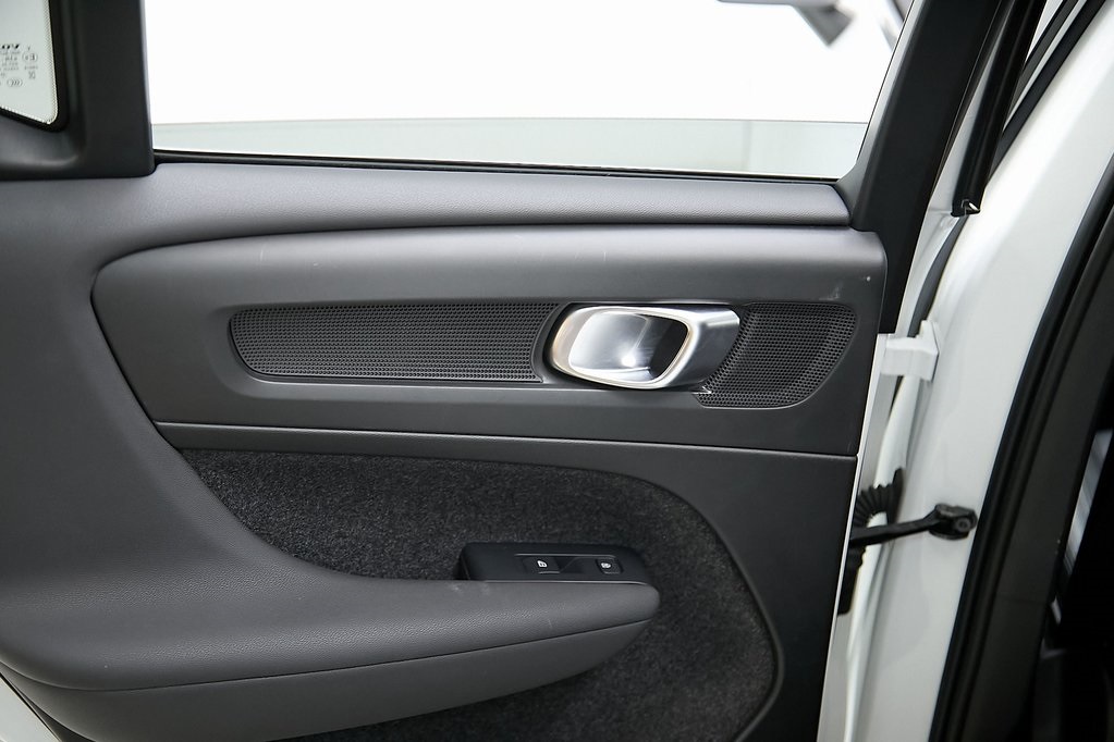 2024 VOLVO XC40 - Image 20