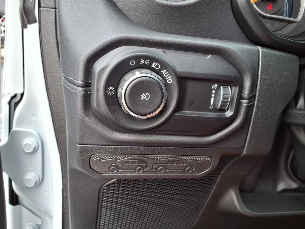 2025 Jeep Wrangler Sahara photo 17