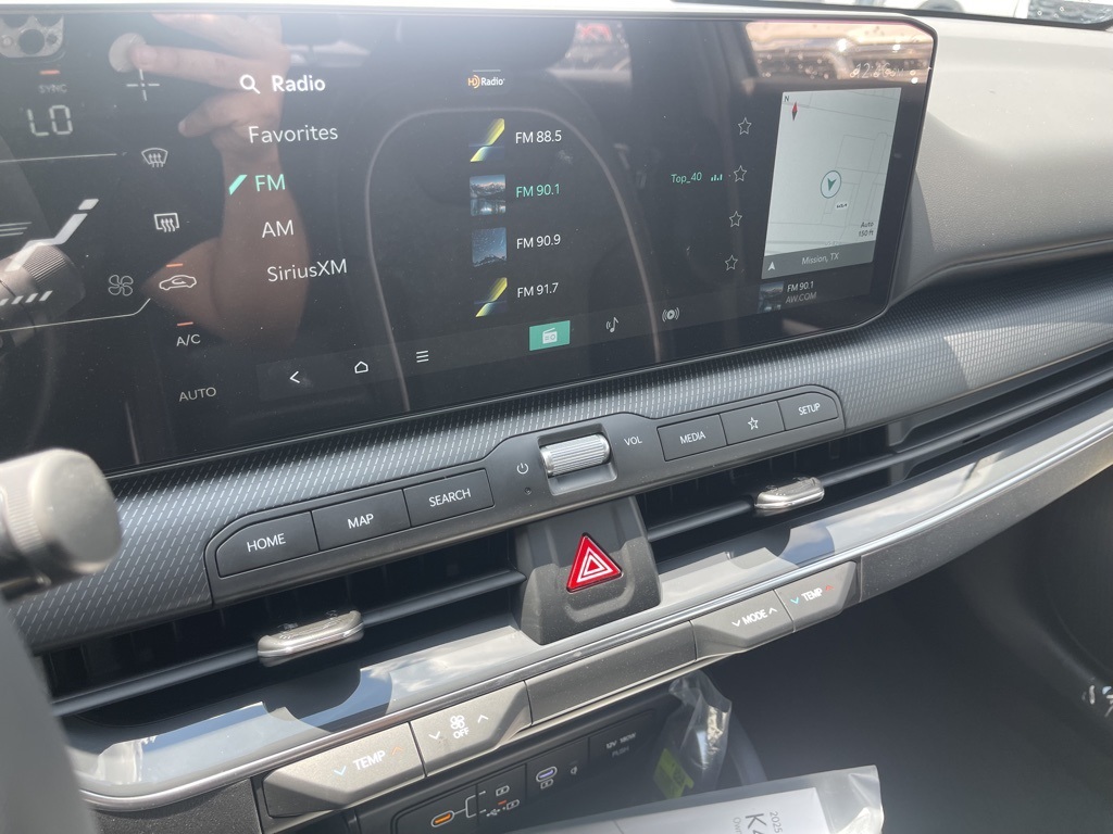 2025 Kia K4 GT-Line photo 8
